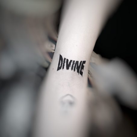 tatouage mot divine